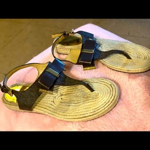 I’m sealing this Michael kors Meg thong sandals size 7 1/2 used.